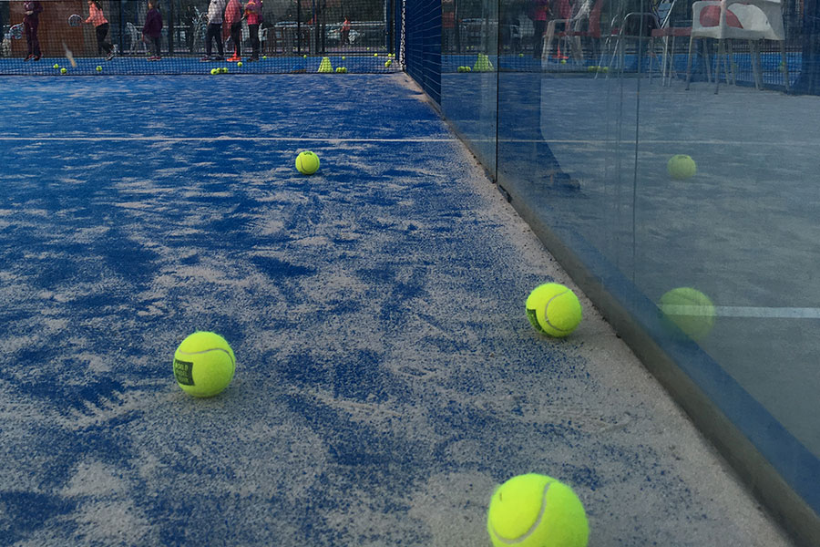 ptpadel_red_bolas_pista_azul